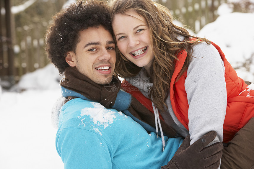 吉卜赛青少年情侣在雪中欢乐下雪女性男人微笑女孩围巾天气寒冷夫妻季节图片