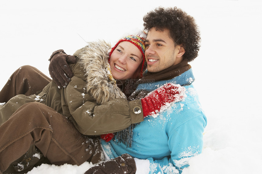 吉卜赛青少年情侣在雪中欢乐季节女士围巾寒冷两个人女孩笑声女性男人混血图片