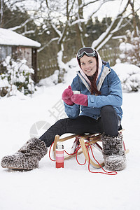 着火逃跑场景带着火瓶和热干龙的雪人排在下季节场景风镜热饮滑雪镜女性下雪花园微笑天气背景