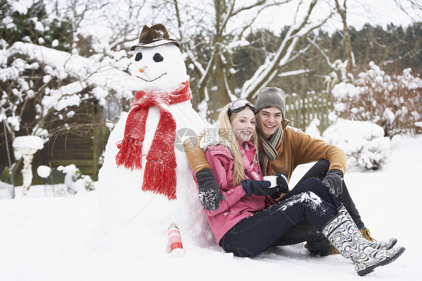 冬季风景中的青少年情侣 下到雪人金发女郎场景天气女性微笑寒冷笑声季节女孩热饮图片