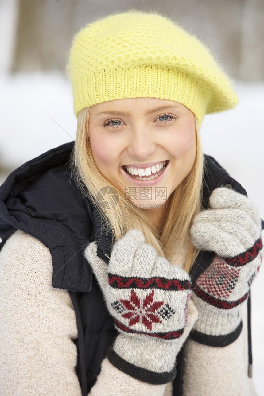 在雪地风景中接近女孩的近身微笑场景花园笑声寒冷青少年针织品下雪金发女郎围巾图片