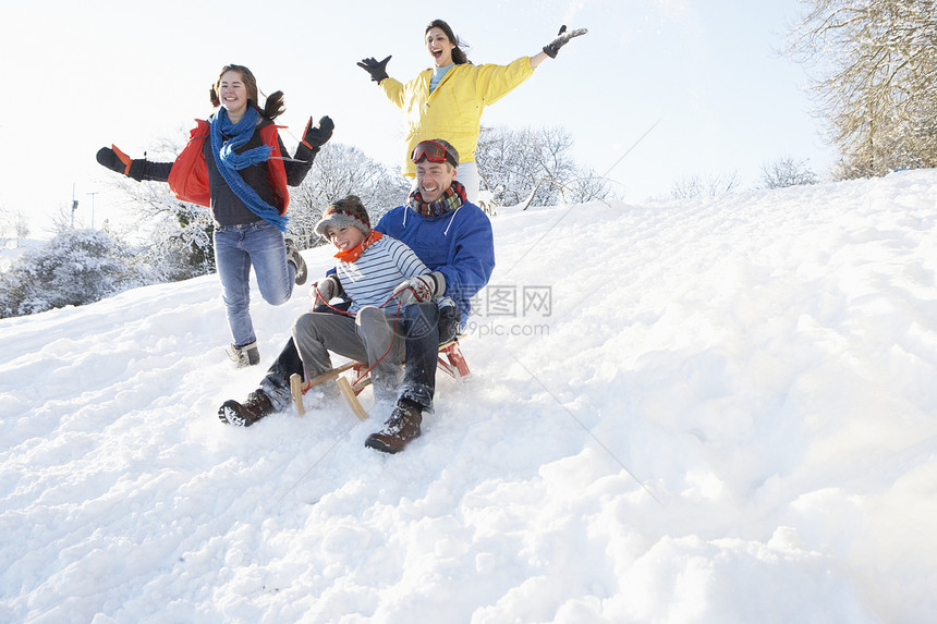 家庭有乐趣滑雪下雪雪山男人女士季节父亲女孩女儿孩子们母亲天气寒冷图片