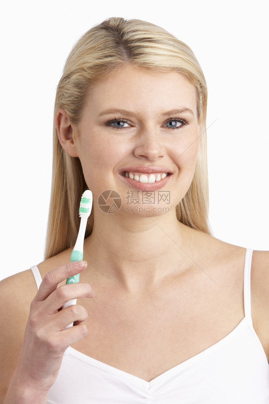 女青年在工作室刷牙金发女郎牙膏微笑女性牙齿牙科牙医金发打扫水平图片