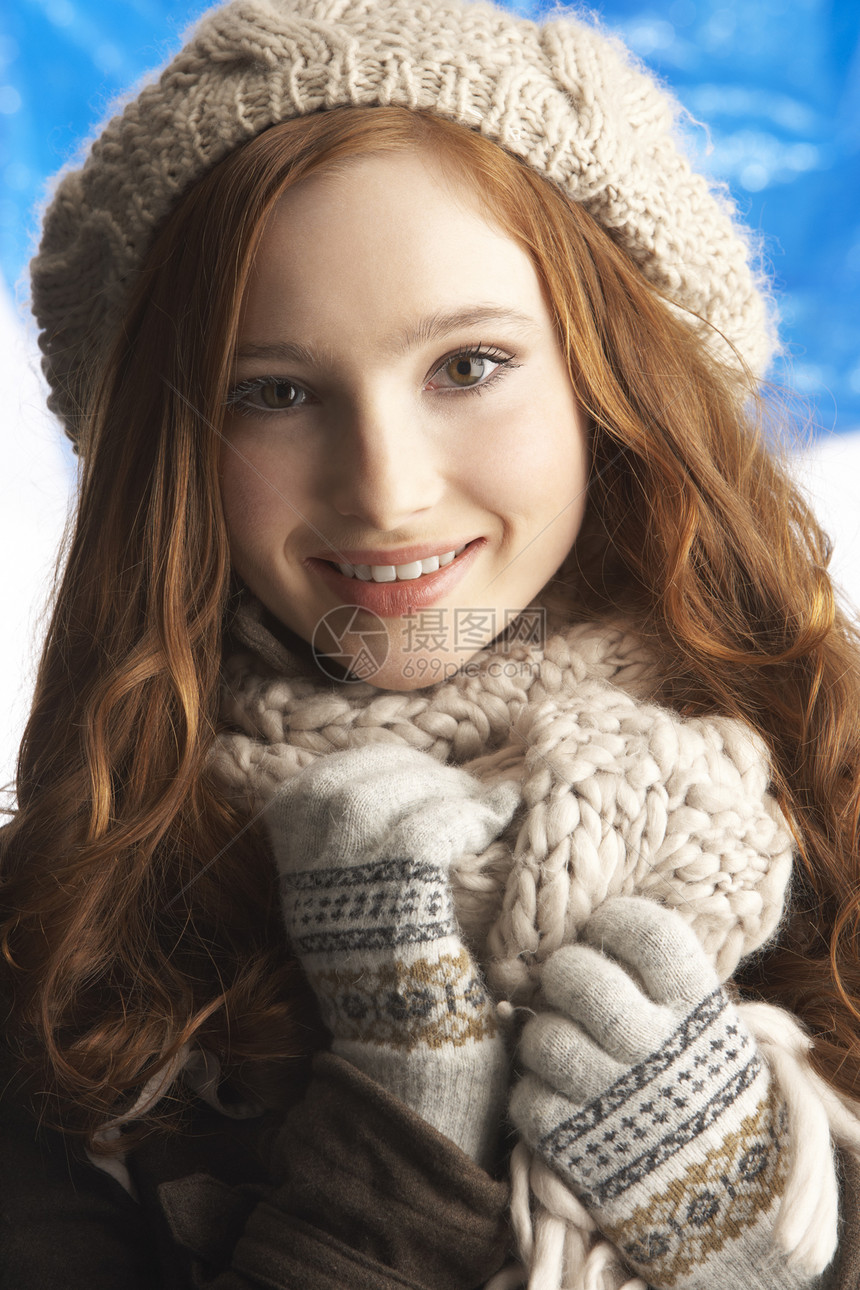 在演播室穿暖温冬衣服装和帽子的少女围巾天气女性季节衣服寒冷笑声下雪微笑青少年图片