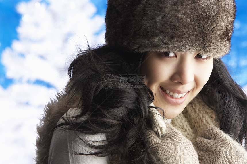 女青年在工作室穿着温暖的冬季冬衣和Fur Hat毛皮女性季节金发金发女郎帽子水平微笑笑声衣服图片