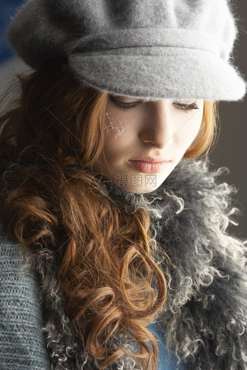 工作室时装少女穿戴帽子和尼特服装女性针织品围巾寒冷衣服红发青少年羊毛图片