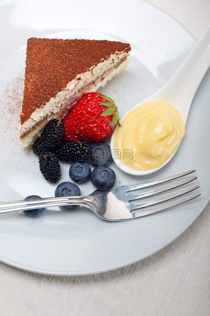 甜点加浆果和奶油食物咖啡盘子图层可可蛋糕巧克力糕点宏观美食图片