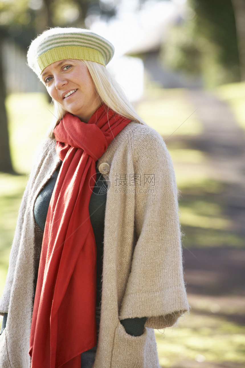 秋天风景中妇女出门肖像围巾农村针织金发女性微笑帽子金发女郎场地公园图片