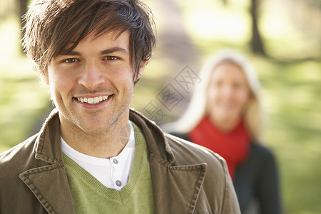 秋天公园吉卜赛年轻夫妇的肖像男性服装微笑季节女性女士个人男人夹克公园背景图片