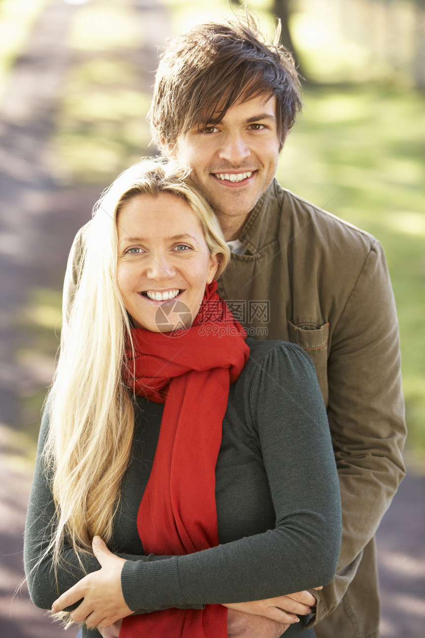秋天公园吉卜赛年轻夫妇的肖像拥抱女士男人女性男性微笑季节休闲个人公园图片
