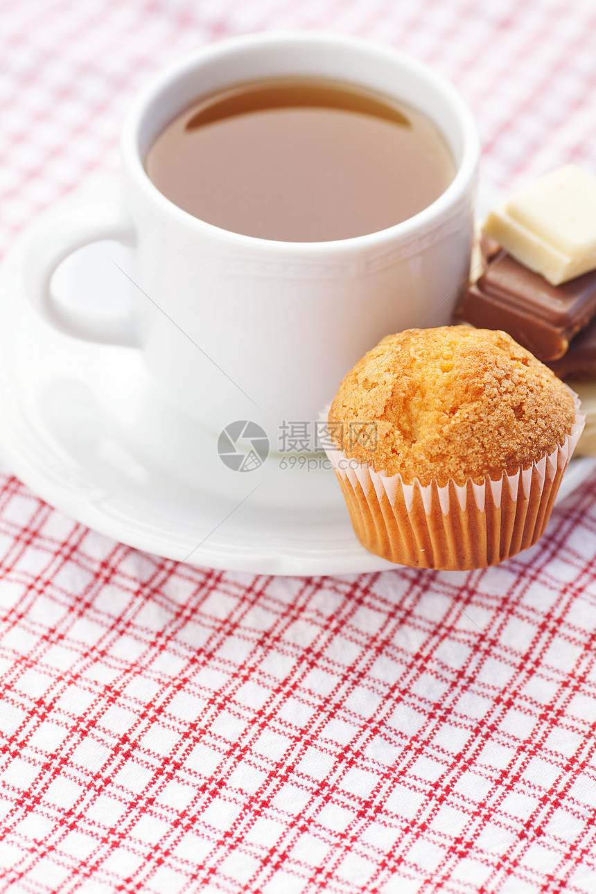 方格织物上巧克力 茶叶和松饼糖果杯子糕点装饰早餐飞碟芯片桌子美食牛奶图片