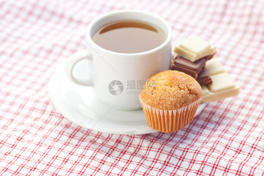 方格织物上巧克力 茶叶和松饼面包生活甜点早餐格子飞碟房子杯子牛奶风格图片