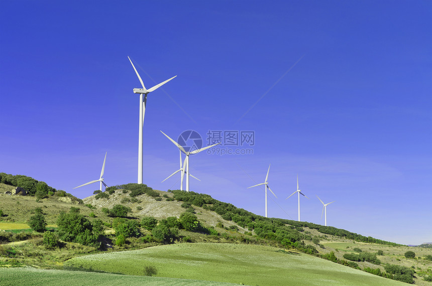 有风力涡轮机的绿色景观图片