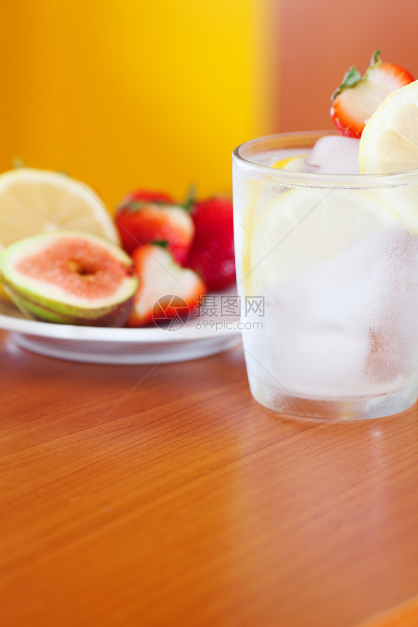 鸡尾酒加冰 莱蒙 无花果和盘子上的草莓甜点食物热带柠檬水果叶子早餐派对玻璃美食图片