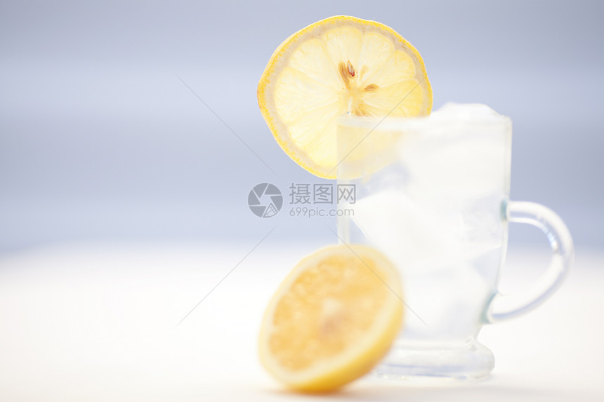 含柠檬和石灰的水 加冰的玻璃杯中的柠檬和石灰青柠反射水果口渴玻璃液体石灰石热带图片