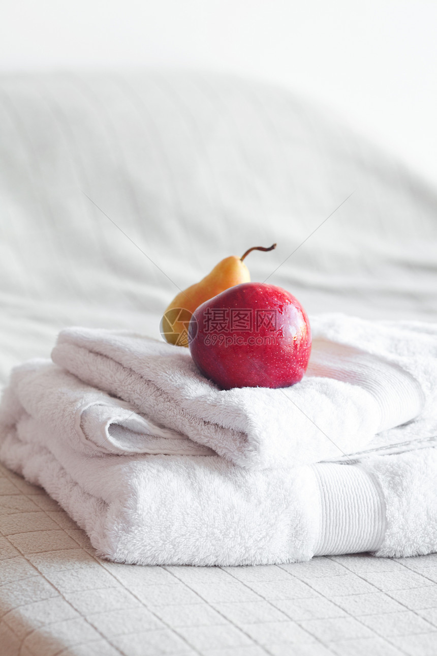 在床上的毛巾上撒梨亚麻家庭家具枕头寝具卧室软垫食物窗帘客栈图片