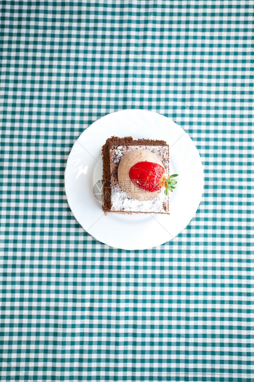 甜美的蛋糕 在格形织布上加草莓自助餐甜点奶油馅饼餐厅巧克力浆果生日饼干小吃图片
