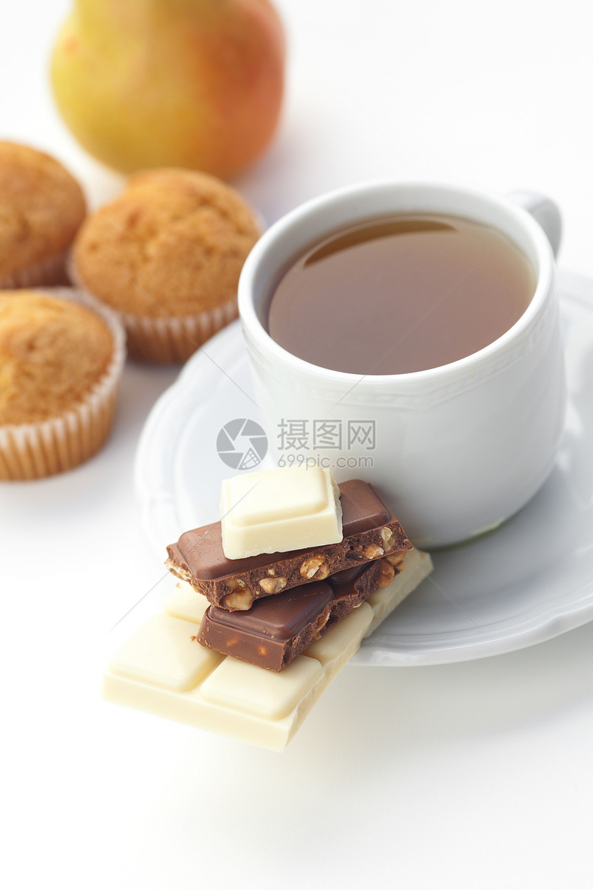 巧克力 茶叶和松饼 在白色上隔绝食物甜点小吃杯子糕点蛋糕桌子面包房子飞碟图片