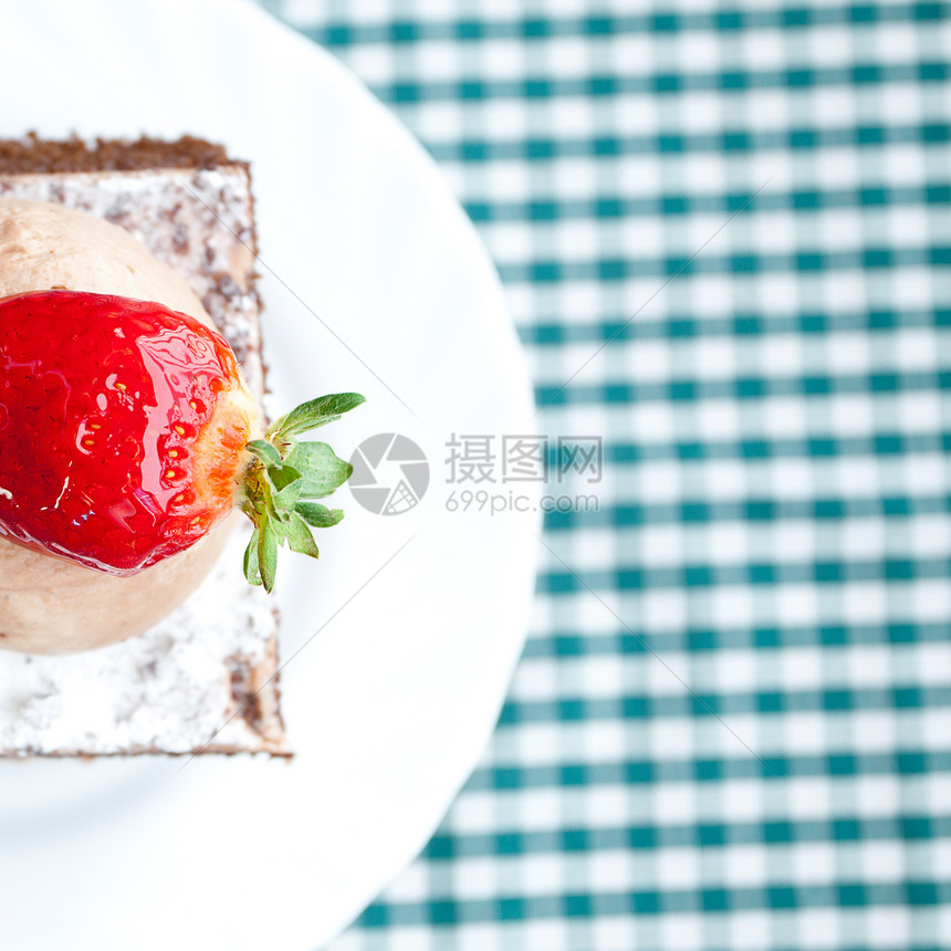 甜美的蛋糕 在格形织布上加草莓生日甜点餐厅食物馅饼织物奶油盘子饼干咖啡店图片