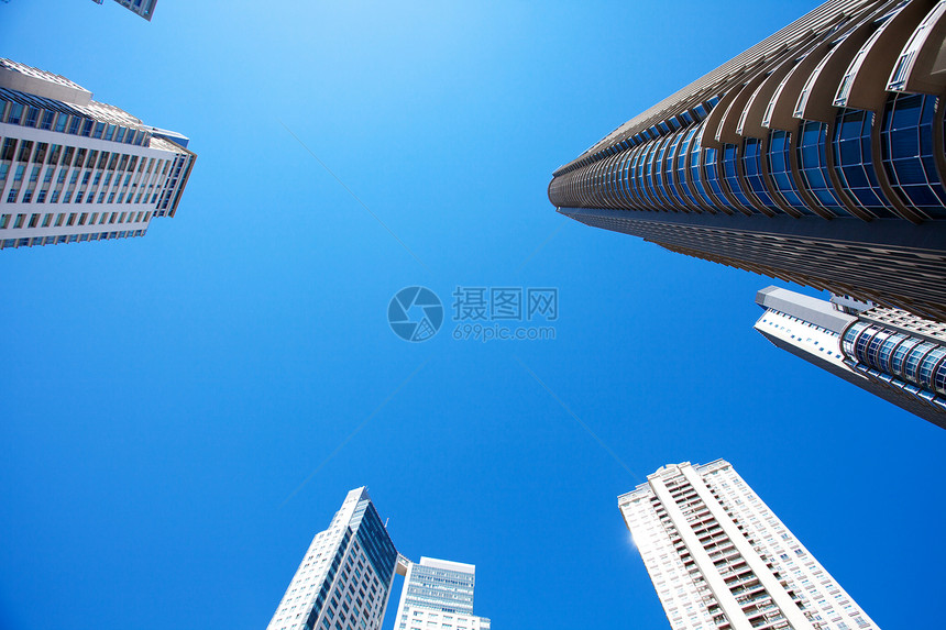 美丽的现代办公楼映衬着蓝天角落反射公司阴影技术商业中心住宅马赛克摩天大楼图片