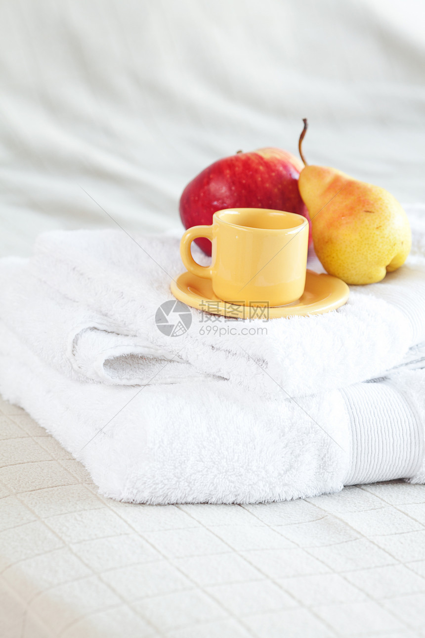 茶杯 苹果和梨子在床上停留家具酒店亚麻房间软垫食物窗户气氛卧室图片
