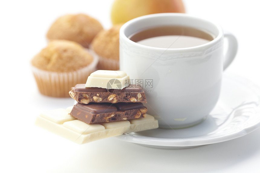 巧克力 茶叶和松饼 在白色上隔绝飞碟芯片美食房子文化甜点杯子风格桌子早餐图片