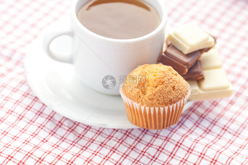 方格织物上巧克力 茶叶和松饼甜点早餐芯片食物面包格子蛋糕装饰美食牛奶图片