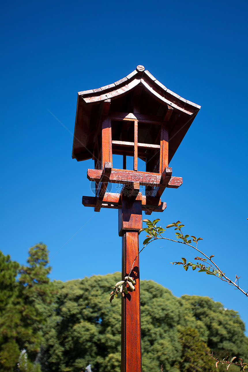 蓝天背景的日光灯笼森林冥想文化公园竹子房子植物池塘石头叶子图片