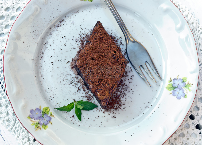 巧克力蛋糕切片绿色桌子巧克力咖啡甜点白色薄荷叶子盘子棕色图片