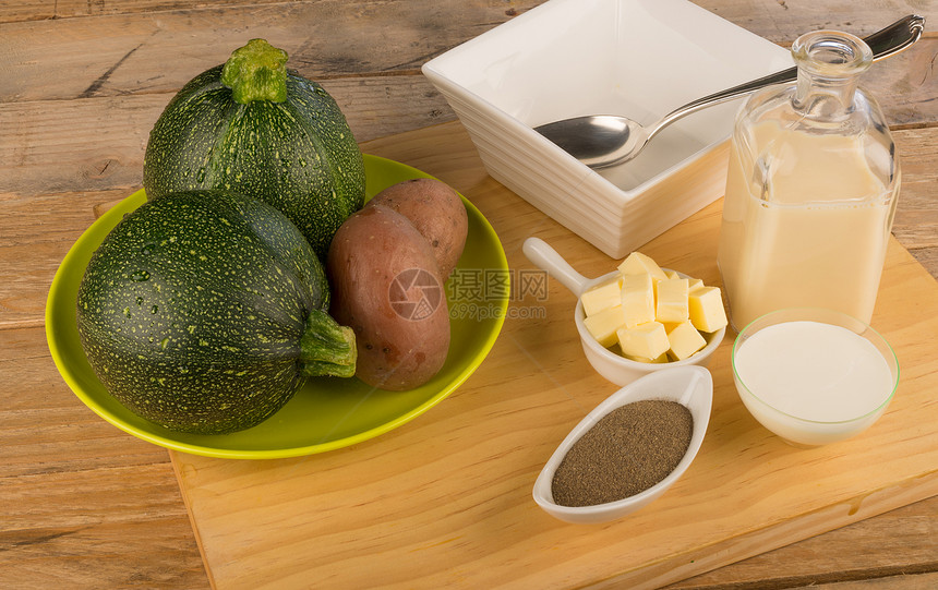 Zucchini 汤料蔬菜土豆牛奶胡椒食物水平烹饪美食黄油静物图片