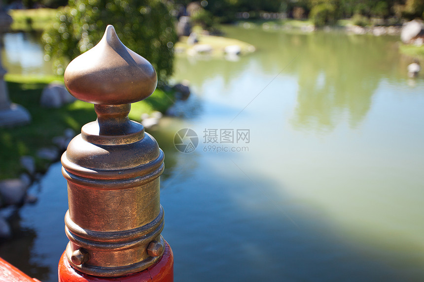 在日本花园的红桥 元素部分植物群岩石假山池塘建筑学芦苇寺庙宝塔园艺花园图片