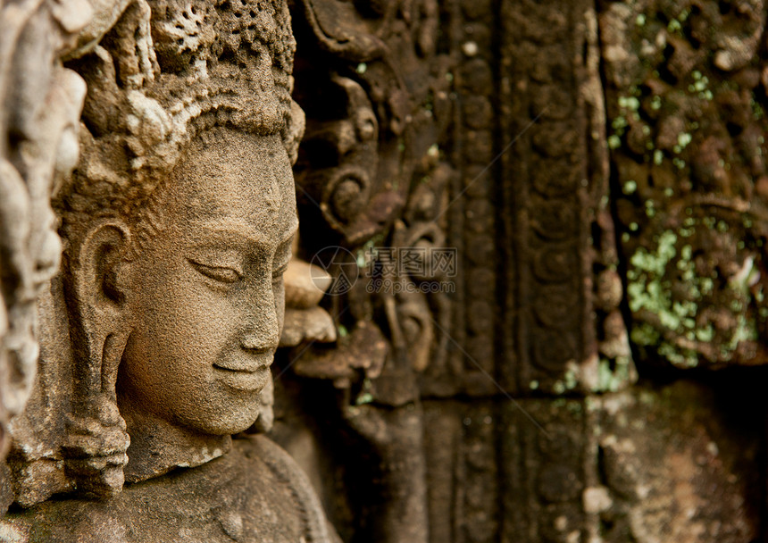 在拜隆寺上微笑着的面目天空宗教雕刻建筑高棉语雕塑旅游纪念碑历史考古学图片