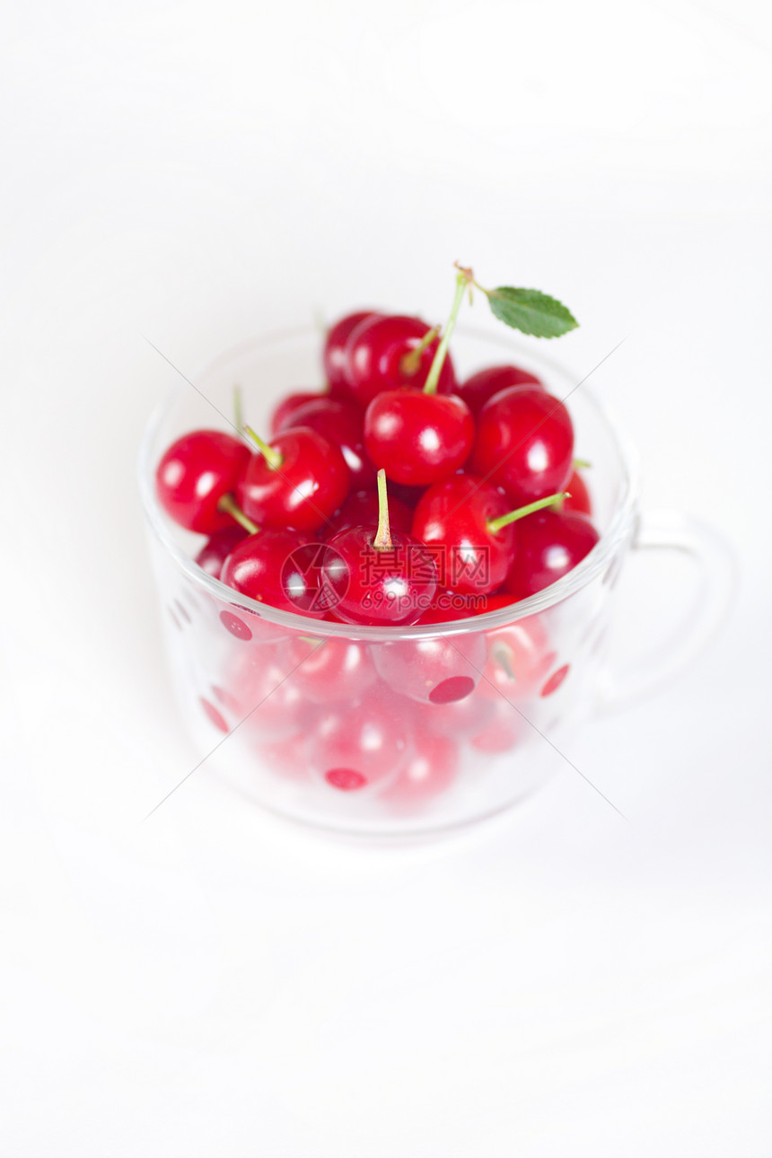 绿色的樱桃叶和白色草原上的樱桃杯杯子食物甜点玻璃水果用具盘子工作室美食宏观图片