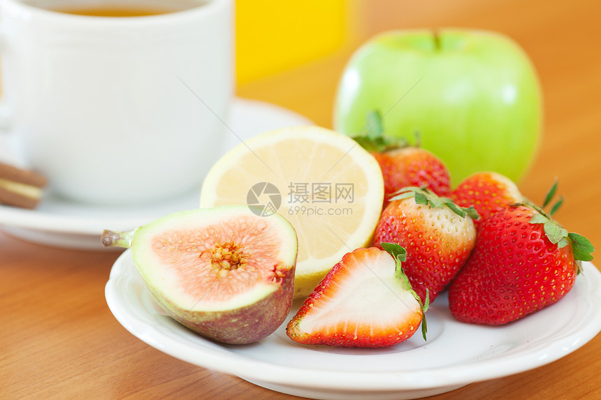 茶 饼干 苹果 柠檬 无花果和草莓食物陶瓷叶子菜肴飞碟织物种子盘子热带杯子图片