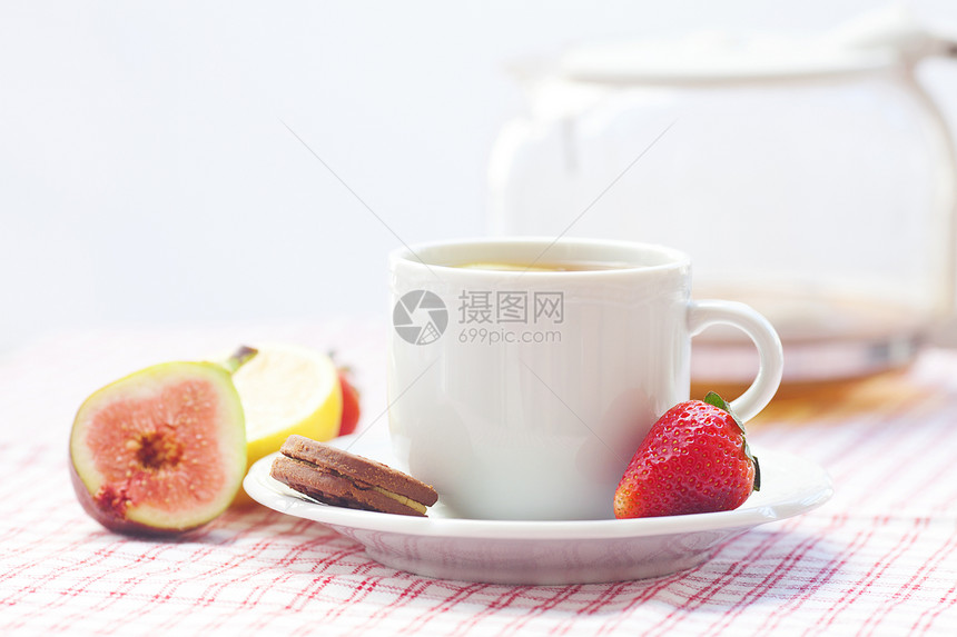 茶 饼干 无花果和草莓美食食物飞碟叶子浆果小吃陶瓷水果菜肴格子图片