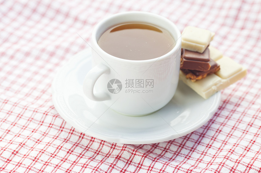 格状织布上巧克力和茶叶的加边桌子格子杯子早餐小吃飞碟蛋糕美食生活面包图片