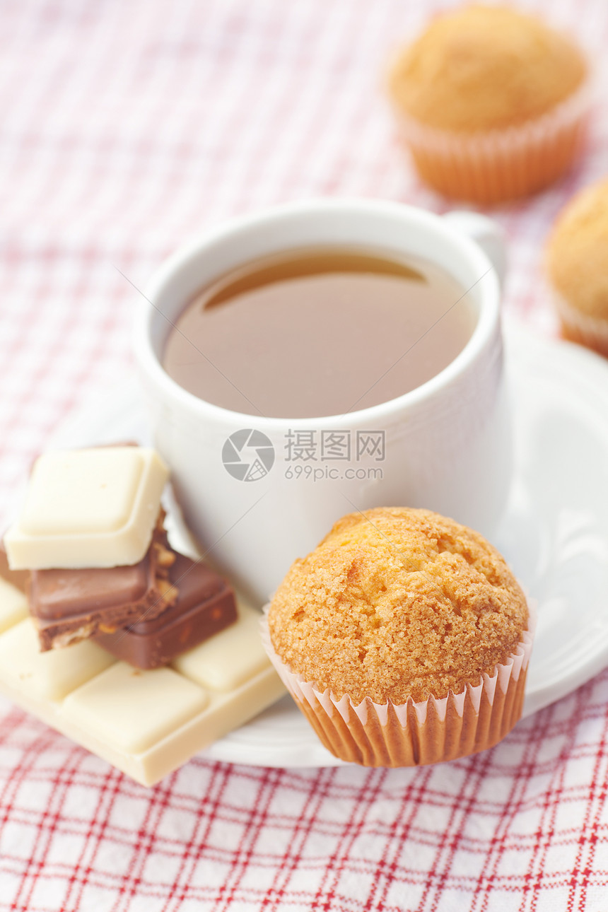 方格织物上巧克力 茶叶和松饼甜点装饰芯片蛋糕小吃桌子糕点美食食物早餐图片