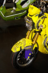 黄黄色摩托车背景图片