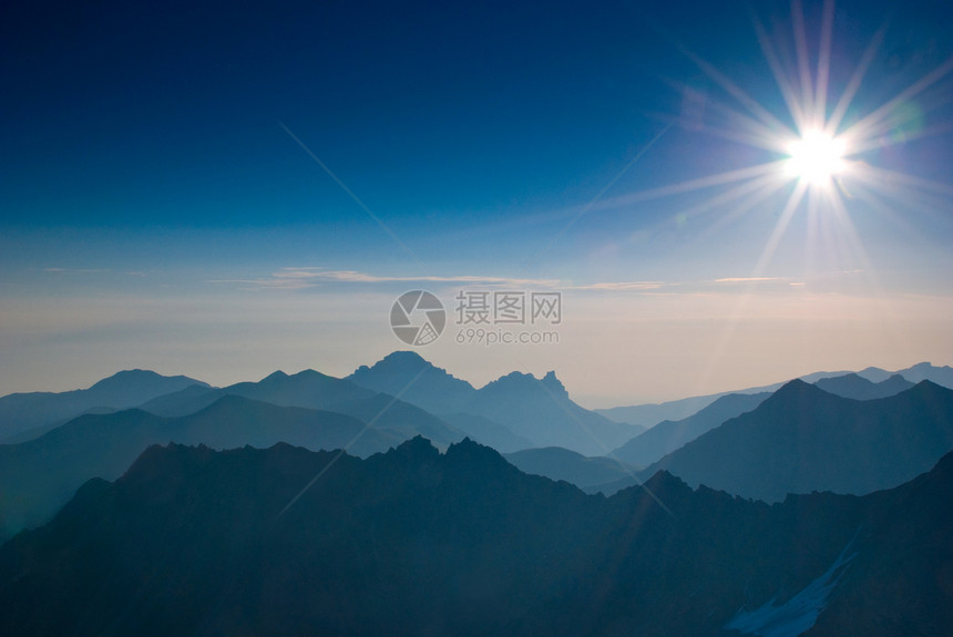 美丽的山高度旅行远景天空射线蓝色顶峰岩石风景滑雪板图片