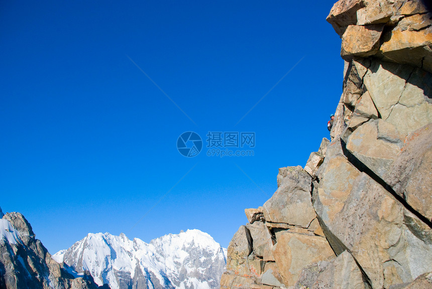 美丽的山高度远景顶峰滑雪太阳风景冰川旅行射线蓝色图片