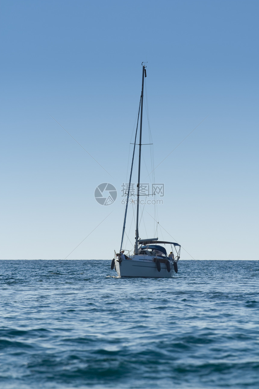 帆船游艇闲暇运输发动机爱好地平线季节运动海浪蓝色图片