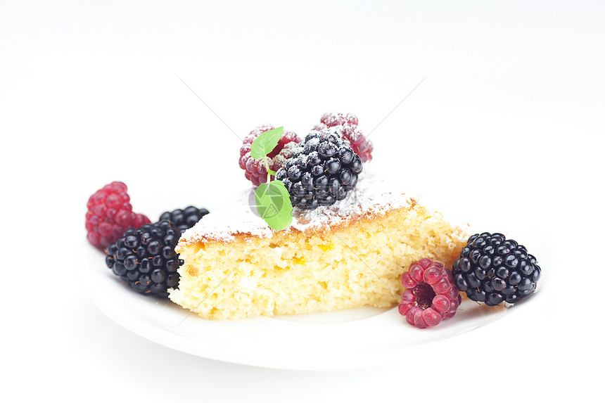 蛋糕冰淇淋 草莓 黑莓和薄荷夹在一块盘子上图片