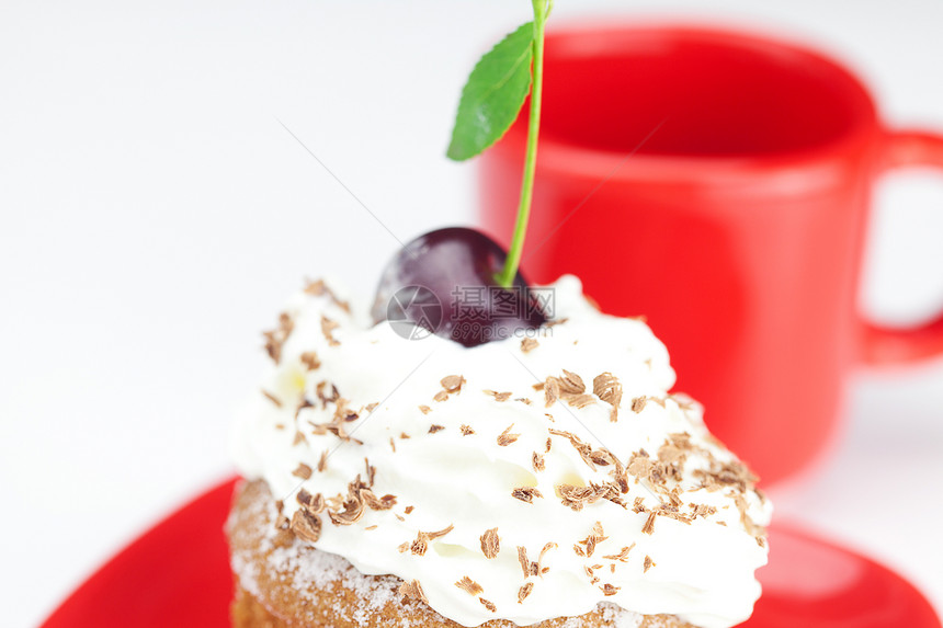 松饼加奶油 樱桃和红杯子小雨巧克力飞碟蛋糕早餐鞭打食物盘子坚果叶子图片