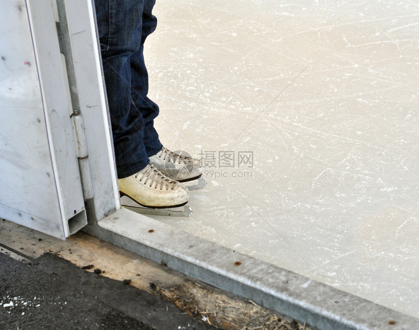 冰雪白色滑冰靴子操场运动场地运动场地面图片