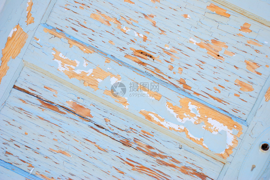 木门上的天气和破碎涂料水平剥皮松树松林白色图片