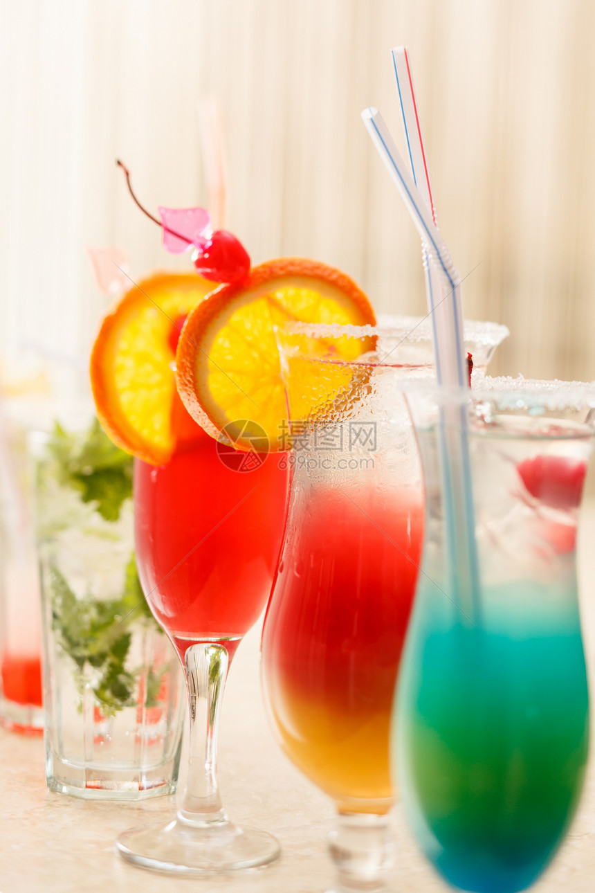 酒吧里鸡尾酒水果液体叶子薄荷柠檬稻草红色绿色玻璃牛奶图片