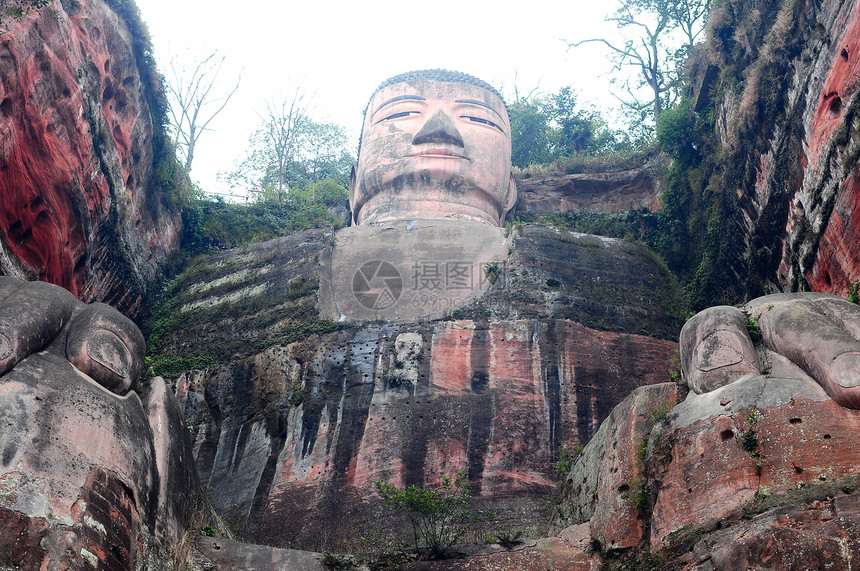 巨大的佛祖天空雕刻废墟岩石宗教粉色石头佛教徒旅行雕像图片
