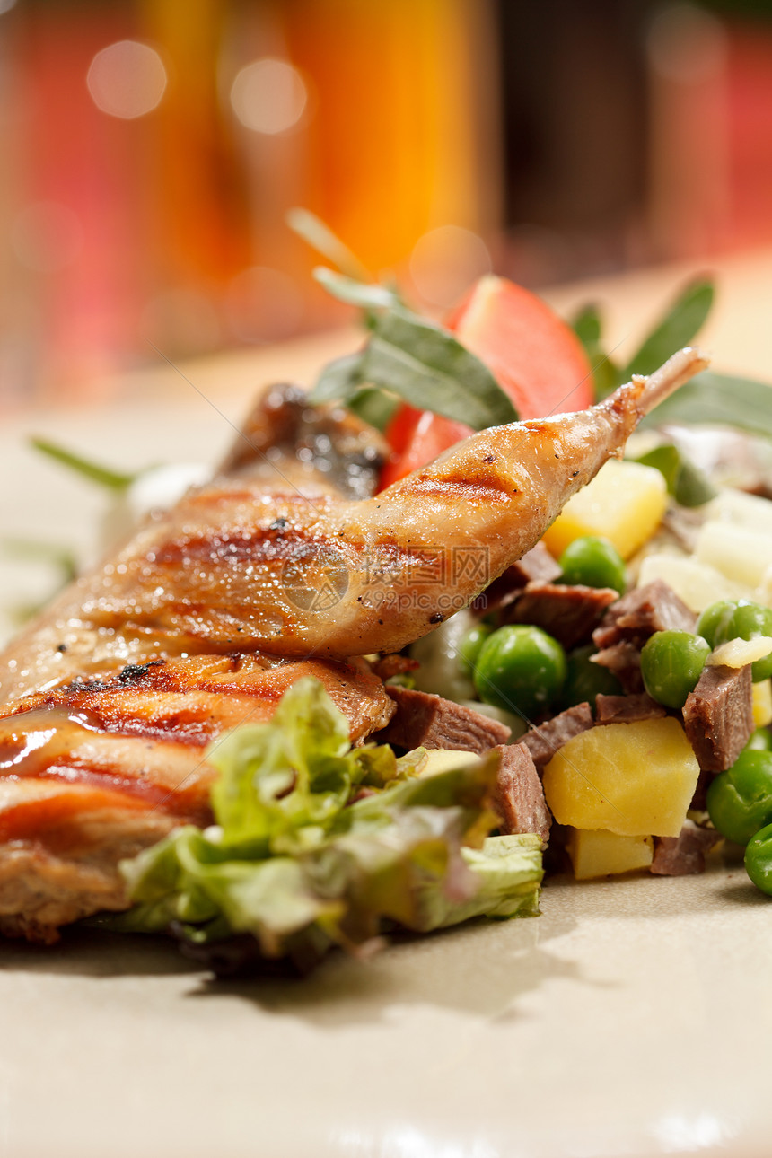 鱼肉沙拉上的蔬菜鹌鹑牛肉饮食烹饪家禽美食土豆草本植物沙拉图片