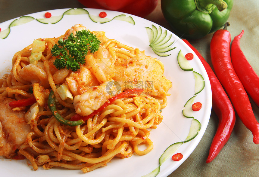 亚洲油炸面面辣椒乌贼盘子海鲜美食文化食物面条蔬菜菜单图片