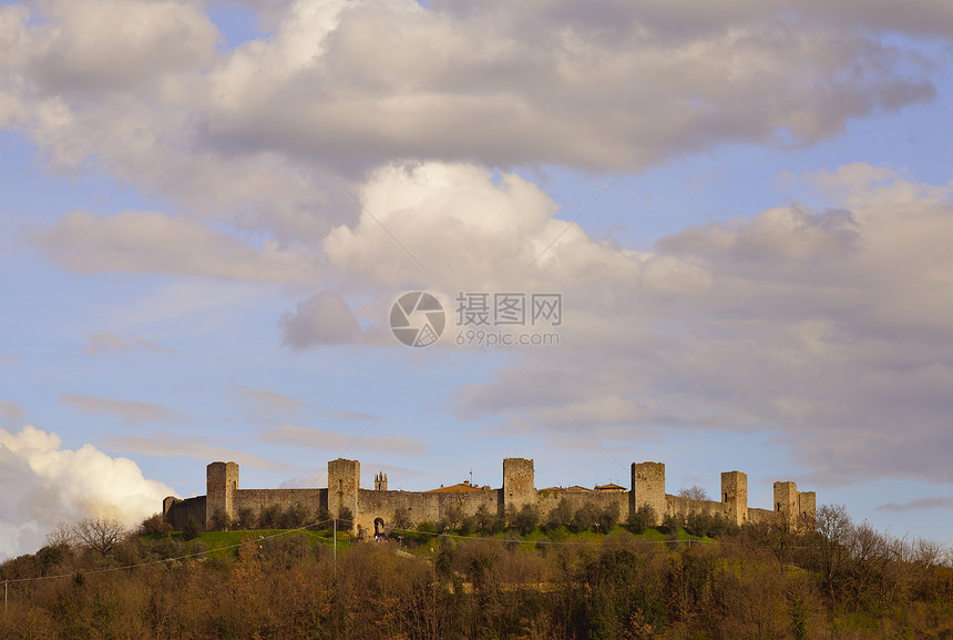 蒙特里格里吉尼村庄草地山坡石头天空堡垒农村场地蓝色农业图片